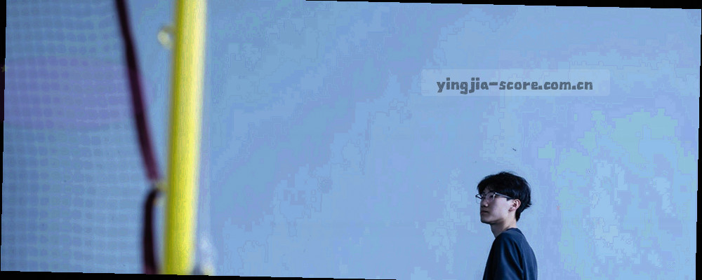 天平造型的数据对比抽象图，左右两端分别放置射门统计与控球率标签